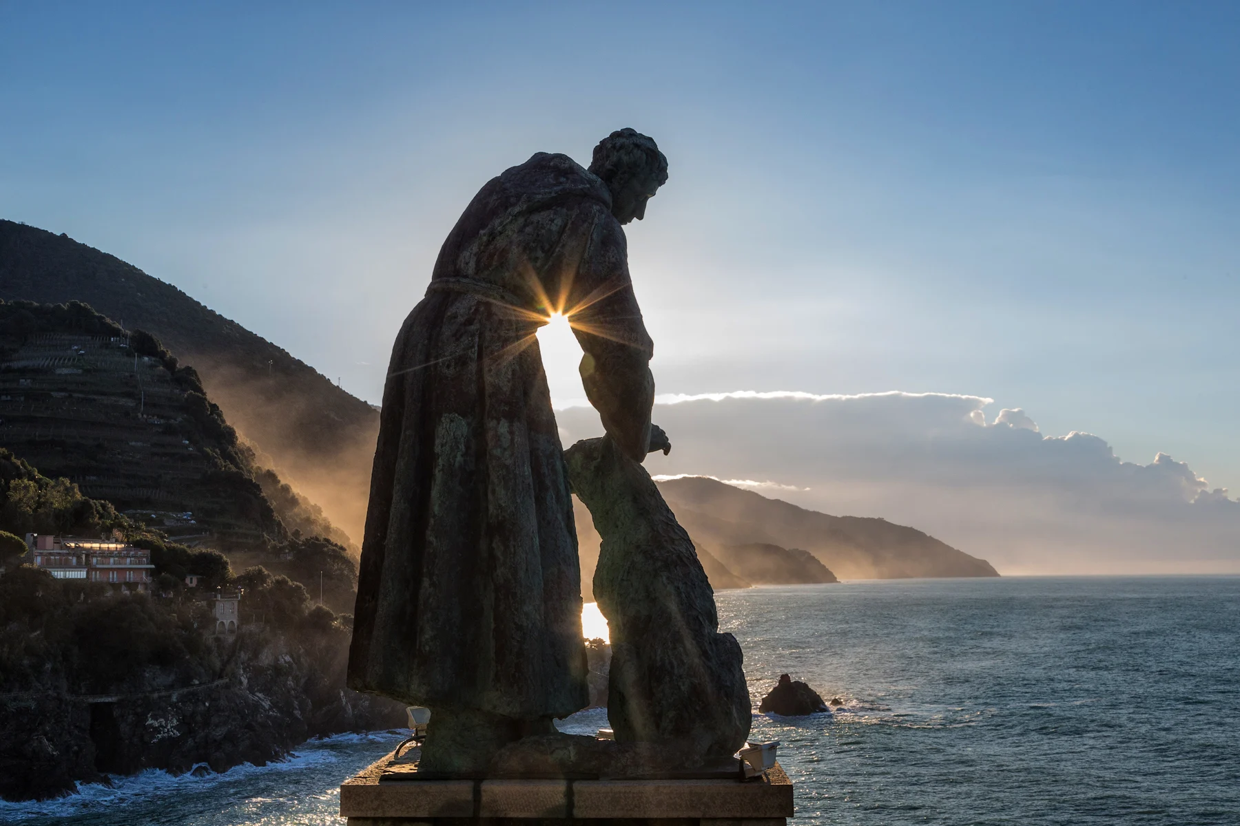 Il Gigante di Monterosso al Mare affacciato sul mare delle Cinque Terre